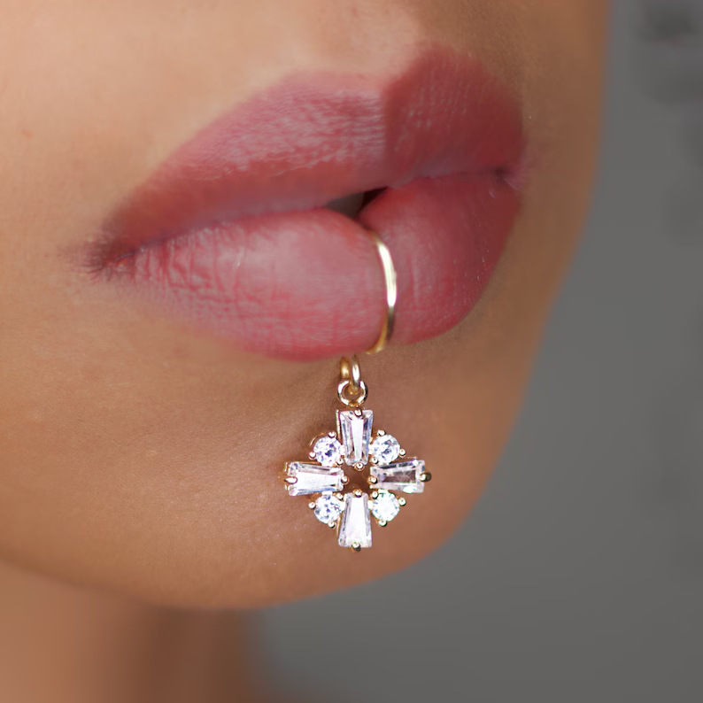 Body Jewelry Earrings - Anting Wanita Bentuk Bunga Warna Emas